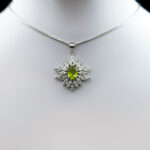 گردنبند نقره زنانه طرح نوژان با سنگ زبرجد الماس تراش