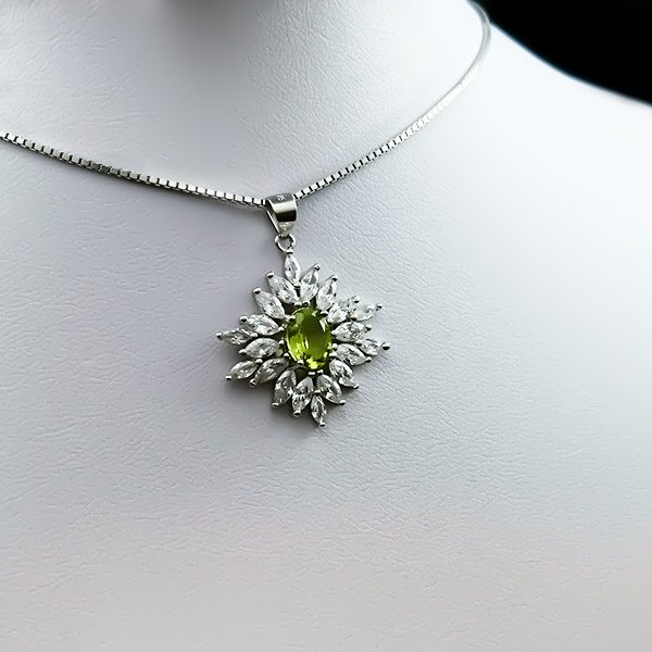 گردنبند نقره زنانه طرح نوژان با سنگ زبرجد الماس تراش - Image 2