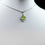 گردنبند نقره زنانه طرح نوشین با سنگ زبرجد الماس تراش اصلی - Image 5