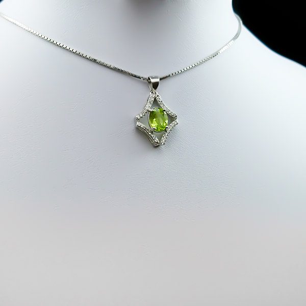 گردنبند نقره زنانه طرح نوشین با سنگ زبرجد الماس تراش اصلی - Image 5