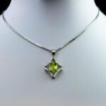 گردنبند نقره زنانه طرح نوشین با سنگ زبرجد الماس تراش اصلی