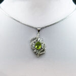 گردنبند نقره زنانه طرح نونا با سنگ زبرجد الماس تراش اصلی