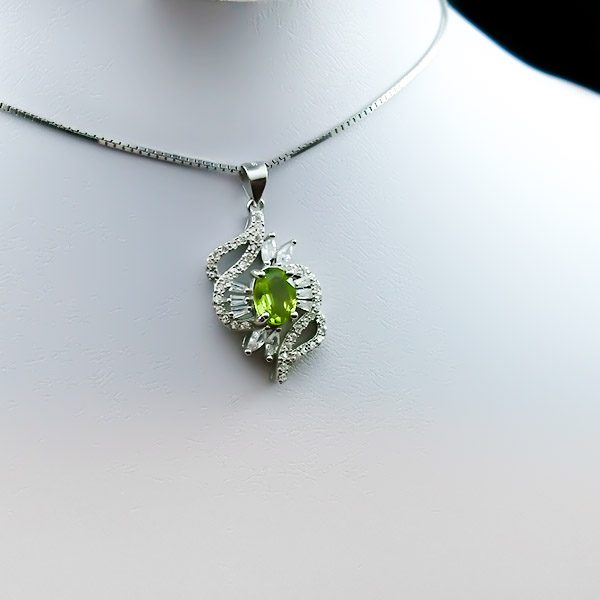 گردنبند نقره زنانه طرح نونا با سنگ زبرجد الماس تراش اصلی - Image 2