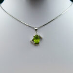 گردنبند نقره زنانه طرح نینا با سنگ زبرجد الماس تراش اصلی