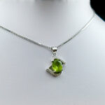 گردنبند نقره زنانه طرح نینا با سنگ زبرجد الماس تراش اصلی - Image 2