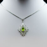 گردنبند نقره زنانه طرح وانیا با سنگ زبرجد الماس تراش اصلی