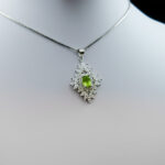 گردنبند نقره زنانه طرح وانیا با سنگ زبرجد الماس تراش اصلی - Image 2