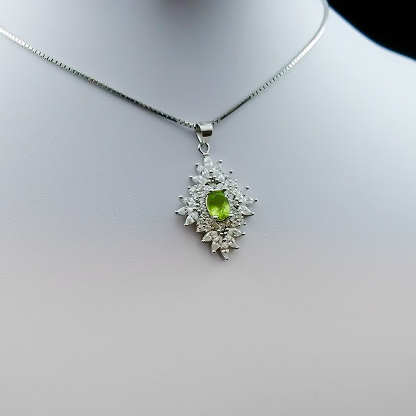 گردنبند نقره زنانه طرح وانیا با سنگ زبرجد الماس تراش اصلی - Image 2