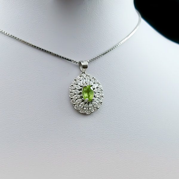 گردنبند نقره زنانه طرح وناز با سنگ زبرجد الماس تراش اصلی - Image 4