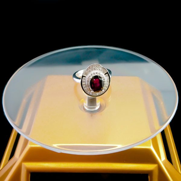 انگشتر نقره زنانه طرح ویدا با سنگ گارنت الماس تراش - Image 2