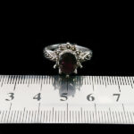 انگشتر نقره زنانه طرح وینا با سنگ گارنت الماس تراش - Image 2