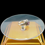 انگشتر نقره زنانه طرح وینا با سنگ گارنت الماس تراش - Image 3