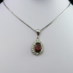 گردنبند نقره زنانه طرح گیتی با سنگ گارنت الماس تراش