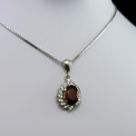 گردنبند نقره زنانه طرح گیتی با سنگ گارنت الماس تراش - Image 4