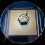 گردنبند نقره دست ساز شش ضلعی سلسله الذهب با حرز امام جواد (ع) و تربت امام حسین (ع) - Image 5