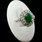 انگشتر نقره زنانه طرح فاخر فخری با سنگ زمرد الماس تراش