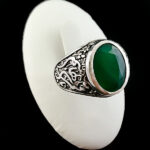 انگشتر نقره مردانه طرح یا قمر بنی هاشم با سنگ زمرد الماس تراش