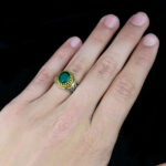 انگشتر نقره مردانه طرح سلام بر حسین با سنگ زمرد الماس تراش - Image 2