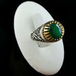 انگشتر نقره مردانه طرح سلام بر حسین با سنگ زمرد الماس تراش