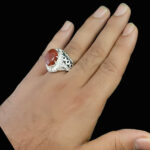 انگشتر نقره مردانه دست ساز طرح آذرمهر با سنگ عقیق یمنی سرخ و آیینه کاری - Image 4