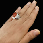 انگشتر نقره مردانه دست ساز طرح آرتین با سنگ عقیق یمنی سرخ و آیینه کاری - Image 4