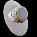 انگشتر نقره مردانه دست ساز طرح دور طلایی آزادمهر با سنگ عقیق کبود یمنی