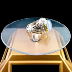 انگشتر نقره مردانه دست ساز طرح دور طلایی آزادمهر با سنگ عقیق کبود یمنی - Image 2