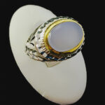 انگشتر نقره مردانه دست ساز فاخر دور طلایی طرح بهاوند با سنگ عقیق کبود یمنی