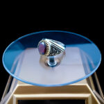 انگشتر نقره مردانه طرح دور طلایی یا علی مدد با سنگ گارنت الماس تراش - Image 2