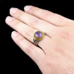 انگشتر نقره مردانه طرح دور طلایی فانتزی سلام بر حسین با سنگ آمیتیست الماس تراش - Image 4