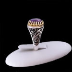 انگشتر نقره مردانه طرح دور طلایی فانتزی سلام بر حسین با سنگ آمیتیست الماس تراش - Image 2