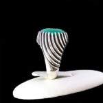 انگشتر زمرد نقره مردانه طرح پاکمهر - Image 2