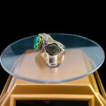 انگشتر نقره مردانه طرح دور طلایی فانتزی یا علی با سنگ زمرد الماس تراش - Image 6