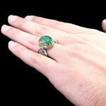 انگشتر نقره مردانه طرح دور طلایی فانتزی یا علی با سنگ زمرد الماس تراش - Image 2