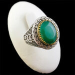 انگشتر نقره مردانه طرح دور طلایی پرشان با سنگ زمرد الماس تراش