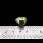 انگشتر نقره مردانه طرح دور طلایی سلام بر حسین با سنگ زمرد الماس تراش - Image 4