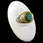 انگشتر نقره مردانه طرح دور طلایی سلام بر حسین با سنگ زمرد الماس تراش