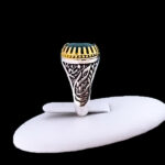 انگشتر نقره مردانه طرح دور طلایی سلام بر حسین با سنگ زمرد الماس تراش - Image 2