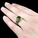 انگشتر نقره مردانه طرح دور طلایی سلام بر حسین با سنگ زمرد الماس تراش - Image 3