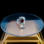 انگشتر نقره زنانه طرح لامیا با سنگ گارنت الماس تراش - Image 2