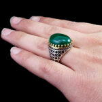 انگشتر عقیق سبز نقره مردانه طرح دور طلایی رامیار‌‌‌ - Image 4