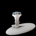 انگشتر نقره فیروزه نیشابوری دست ساز مردانه طرح هرمز - Image 4