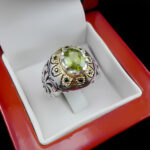 انگشتر زبرجد نقره مردانه دست ساز فاخر طرح دورطلایی شهراد به همراه تزیین یاقوت کبود - Image 4