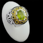 انگشتر زبرجد نقره مردانه دست ساز فاخر طرح دورطلایی شهراد به همراه تزیین یاقوت کبود