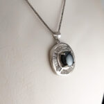 گردنبند حدید صینی زنانه نقره طرح بنفشه + حکاکی - Image 2