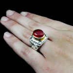 انگشتر عقیق یمنی سرخ نقره مردانه دست ساز فاخر طرح سرافراز‌‌‌ - Image 4