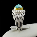 انگشتر نقره فیروزه نیشابوری دست ساز مردانه طرح دورطلایی آریاراد‌‌‌ - Image 2