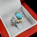 انگشتر نقره فیروزه نیشابوری دست ساز مردانه طرح دورطلایی آریاراد‌‌‌ - Image 3