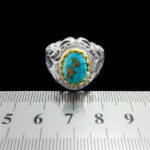 انگشتر نقره فیروزه نیشابوری دست ساز مردانه طرح دورطلایی ازشک‌‌‌ - Image 3