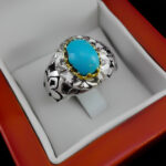 انگشتر نقره فیروزه نیشابوری دست ساز مردانه طرح دورطلایی تایماز با تزئین برلیان‌‌‌ - Image 2